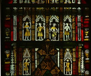 Ett fönster i Lady Chapel föreställande baldakinfigurer av English School