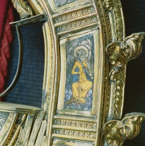Ängel som spelar flöjt, detalj från crozier av William of Wykeham (ca 1320-1404) (förgylld silver & champleve emalj) (se 205100-32)