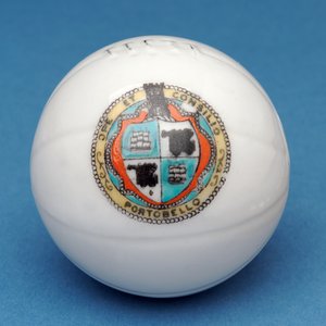 Armorial souvenir miniatyrfotboll med dekorativ överföring av Portobello-skölden (keramik) av English School
