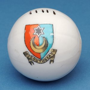 Armorial souvenir minifotboll med överföring av Southsea-vapen (keramik) av English School