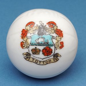 Armorial souvenir miniatyrfotboll med överföring av Totton vapen (keramik) av English School