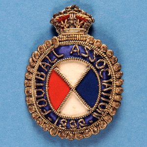 Märke från fotbollsförbundet, 1898 (tyg & guldtråd) av English School