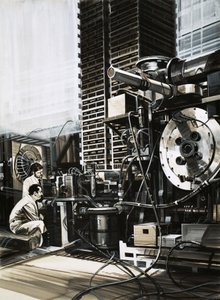 Banker av kondensatorer som behövs för att antända plasma i elektromagnetiska kammare av English School