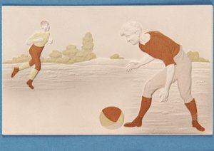 Tomt kort i relief föreställande två fotbollsspelare, ca 1880-talet av English School