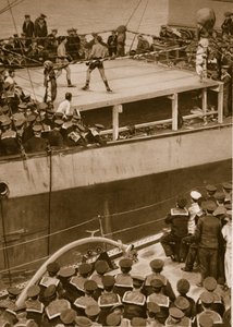 Boxningstävling ombord på ett krigsfartyg, med besättningen på ett andra fartyg som extra åskådare, 1914-19 av English School