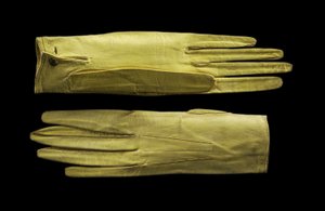 Klargula handskar som är långa handledslängder. c.1820 (läder i barnskinn) av English School