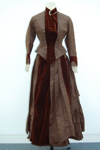 Brun klänning (kjol och liten jacka), c.1875 (silkesatin) (se även 3700631) av English School