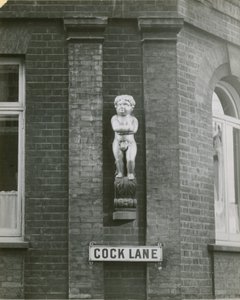 Cock Lane and the Fat Boy, eller Golden Boy, staty; fotografera av English School