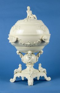 Cocklepot på stativ, Leeds, ca 1790 (creamware) av English School