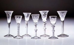 Samling graverade glasögon med ogenomskinliga och luftvridna stjälkar (glas)trumpet av English School