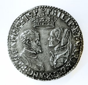 Jubileumsskilling för äktenskapet mellan Filip II av Spanien (1527-98) och Maria I av England (1516-58) 1554 (silver) av English School