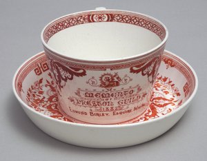 Jubileums tekopp och fat som läser A Memento of Preston Guild 1882, Minton, England, ca 1882 (lergods) av English School