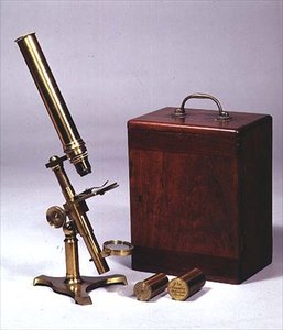 Sammansatt monokulärt mikroskop, tillverkat av Amadio Optician, London, ca 1860 (mässing och schellack)