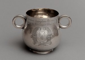 Kopp med stor mage och tjock gjuten kantbas och ett par oxögonhandtag, 1675 (silver) av English School