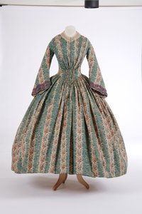 Dagklänning, 1840-tal (tryckt ulltyg) av English School