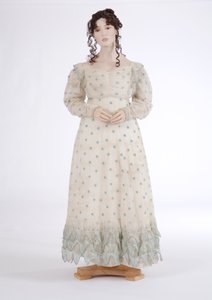 Dagklänning, ca 1815 (bomullsmuslin broderad med blå ull) av English School
