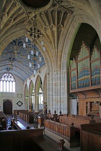 Visar en vy av Axbridge kyrka - invändig vy av English School
