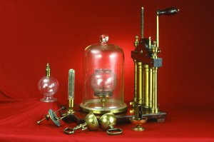 Dubbelpipig luftpump, försedd med olika demonstrationsexperiment inklusive guinea och fjäder, magdeburgska halvklot, klocka i vakuum och kollapsande blåsa, ca 1800 av English School