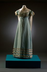 Anka äggblå aftonklänning med grädde ärmar, visad här med pärlsmycken, ca 1819 (silke & spets) av English School