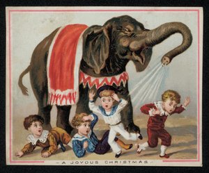 Elefant som lekfullt duschar barn med vatten, julhälsningskort. (chromolitho) av English School