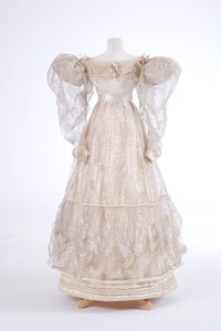 Aftonklänning, 1829 (silke och maskinvävd gasväv) av English School