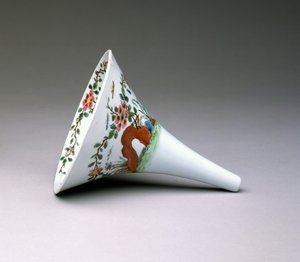Famille Rose Wine Funnel, Worcester Porslin, 1753-55 (emaljerat porslin)