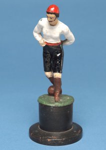 Fotbollsspelare med bollen vid fötterna (handmålad metall) av English School