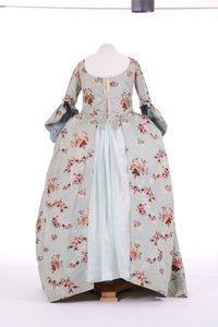 Framifrån av en ryggklänning, 1760-tal (brokad siden) av English School