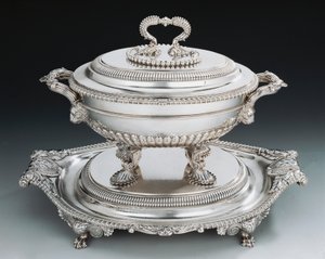 Silverterrin i George III-stil med bricka av English School