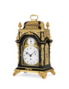 George III ormolu-monterad eboniserad slående och musikalisk åttadagars bordsklocka av liten storlek, c.1765 (ormolu & eboniserat trälåda) av English School