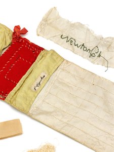 Hemmafrus sömnadssats (textil) av English School