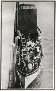 How the Titanic Survivors Were Were Pick Up by the Carpathia, från 
