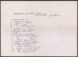 Nyckel till ett foto av en grupp arbetare som presenterade adressen för kung Edward VII vid öppnandet av Victoria and Albert Museum (bläck på papper) av English School