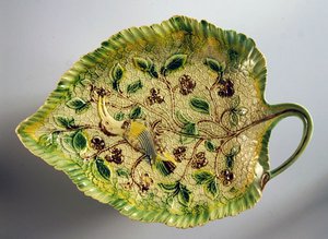 Bladformat fat dekorerat med vinrankor och exotiska fåglar, 1760-70 (keramik) av English School