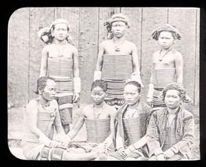 Magiska lykta-bild som visar kvinnor från havet Dyas-stammen, Borneo ca 1900 av English School