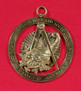 Frimurarmärke eller juvel som bärs av medlemmar i Grand Stewards Lodge efter 1841, mitten av artonhundratalet (förgyllt silver och guld) av English School