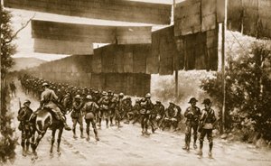 Mattskärmar för exponerade vägar: en anordning som användes av italienarna på väg mot Gorizia, 1914-19 av English School