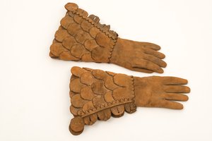 Pansarhandskar i läder för män, ca 1600-50 (tungt buff läder) av English School