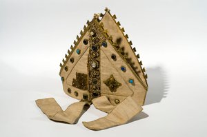 Gering tillhörande William av Wykeham, sent 1300-tal eller tidigt 1400-tal, utsikt över baksidan (tyg av guld, pärlor, förgyllt silver & turkosimitationer) av English School
