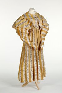 Muslinklänning med abstrakt mauve mönster tryckt i gul och vit vertikal randdesign, ca 1820-30 (bomull) av English School