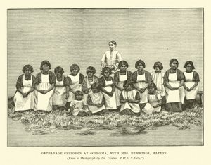 Barnhemsbarn på Ooshooia, med fru Hemmings, matron av English School