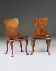 Ett par George II hallstolar, ca 1730 av English School