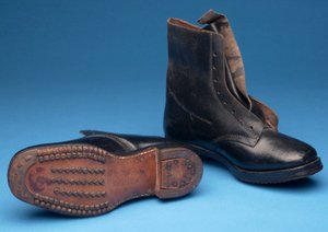 Ett par Holdfast Miners Boots, tidigt 1900-tal (läder) av English School