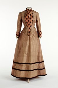 Blek plommonklänning, ca 1885 (silke) av English School