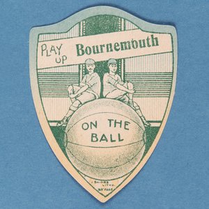Spela upp Bournemouth, Baines-kort i form av en sköld och två fotbollsspelare som sitter ovanpå en stor fotboll, 1888-89 av English School