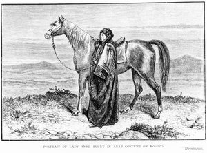 Porträtt av Lady Anne Blunt (1837-1917) i arabisk kostym med en arabisk häst, frontispice till hennes bok A Pilgrimage to Nejd, publicerad 1881 av English School