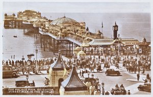 Vykort som visar Palace Pier i Brighton (efter ett färgfoto) av English School
