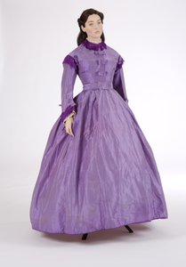 Lila dagklänning, 1860-tal (randig sidentaft) av English School