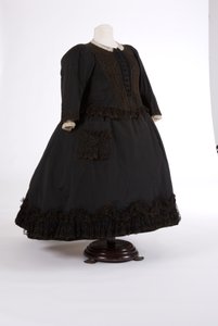 Queen Victorias klänning, 1890-tal (silke och nät) av English School