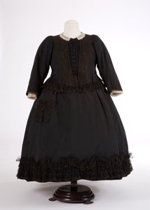 Queen Victorias klänning, 1890-tal (silke och nät) av English School